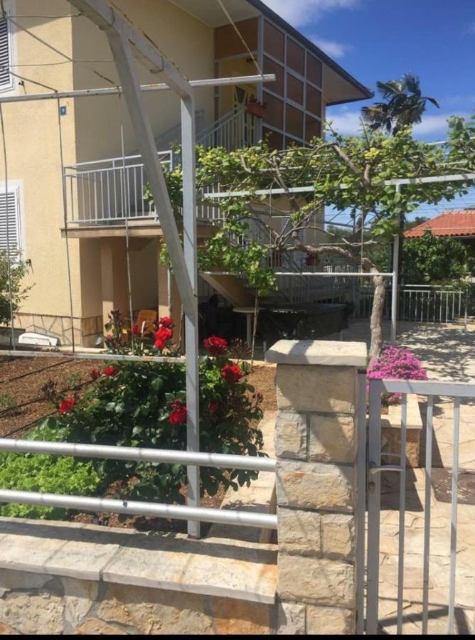 Leticia Hotel Biograd Na Moru Bagian luar foto